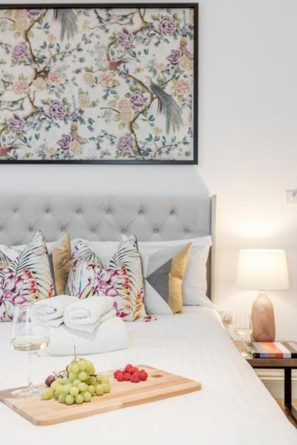 Elegant 3Bed Apartment in Kensington Olympia - image 4