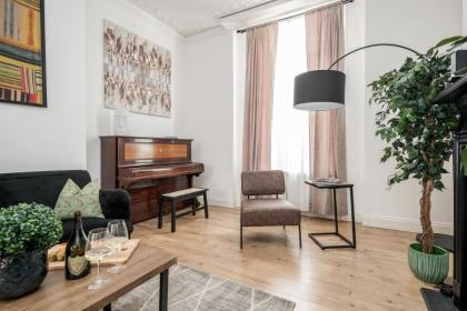 Elegant 3Bed Apartment in Kensington Olympia - image 8