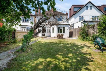 Wimbledon Holiday Lets - image 11