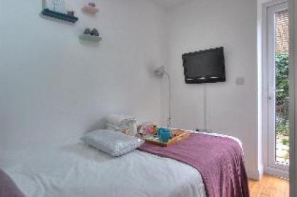 Private Studio With Patio #R3 - image 2