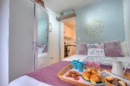Private Studio With Patio #R3 - image 5