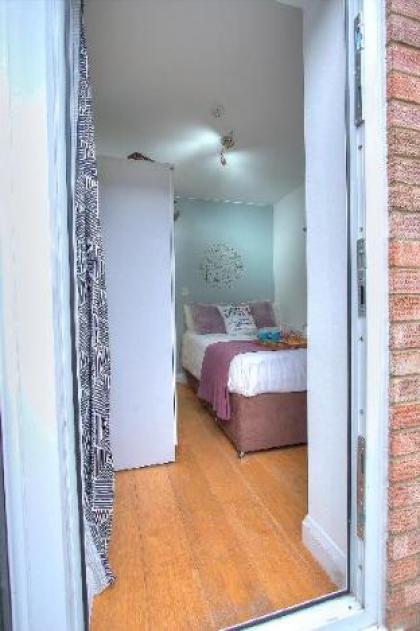 Private Studio With Patio #R3 - image 7