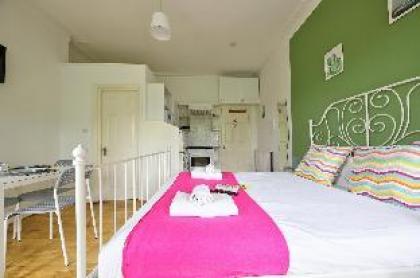 Private studio close to Metro #E2 - image 6