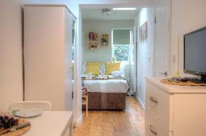 Private Studio Close to Metro #R2