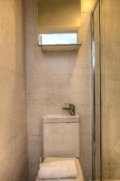 Private Studio Close to Metro #R2 - image 11