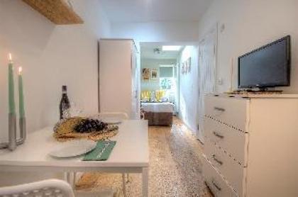 Private Studio Close to Metro #R2 - image 3