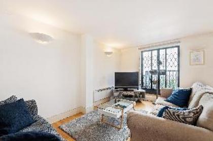 Elegant 2 BR Duplex  Patio by Kensington High St  - image 10