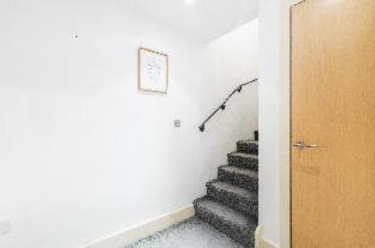Elegant 2 BR Duplex  Patio by Kensington High St  - image 11