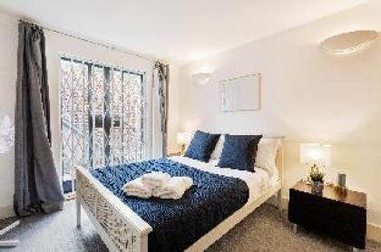 Elegant 2 BR Duplex  Patio by Kensington High St  - image 12