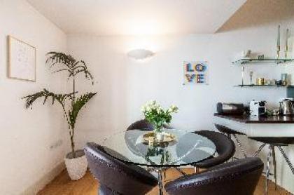 Elegant 2 BR Duplex  Patio by Kensington High St  - image 15