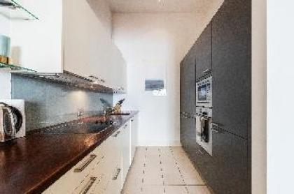 Elegant 2 BR Duplex  Patio by Kensington High St  - image 16