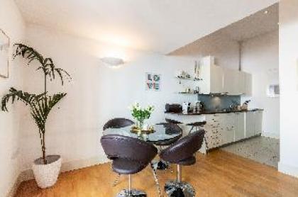Elegant 2 BR Duplex  Patio by Kensington High St  - image 17