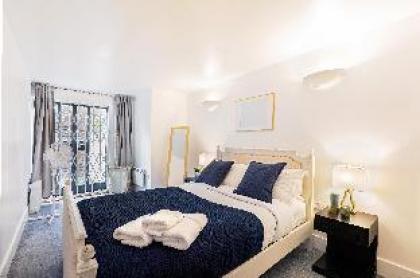 Elegant 2 BR Duplex  Patio by Kensington High St  - image 6