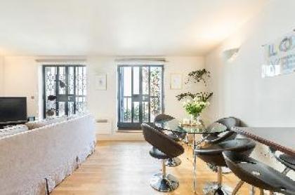 Elegant 2 BR Duplex  Patio by Kensington High St  - image 9