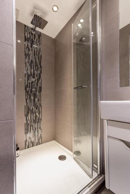 Luxury 2 BR in Knightsbridge  Modern Interior - image 2