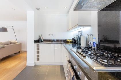 Luxury 2 BR in Knightsbridge  Modern Interior - image 3