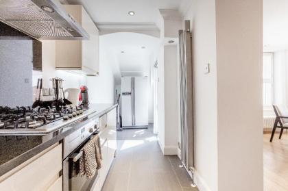 Luxury 2 BR in Knightsbridge  Modern Interior - image 5