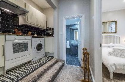 Chic Apartment-12 Minutes to Central London! - image 3