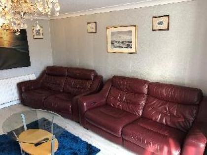 Beautiful & Nicely furnished Farnham Royal House - image 17