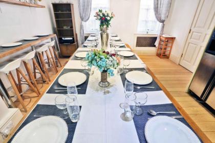 Piccadilly Circus Suites - image 1