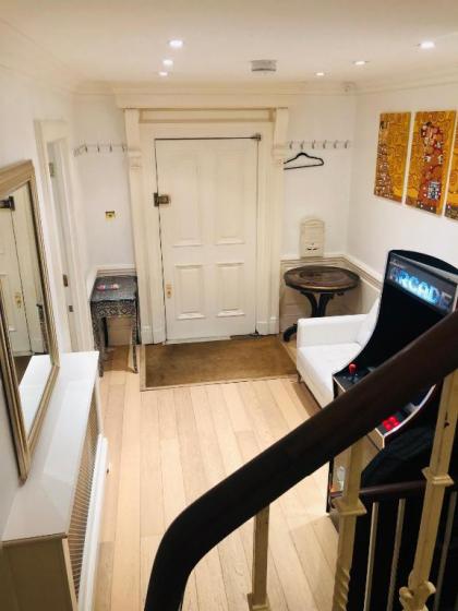 Piccadilly Circus Suites - image 2
