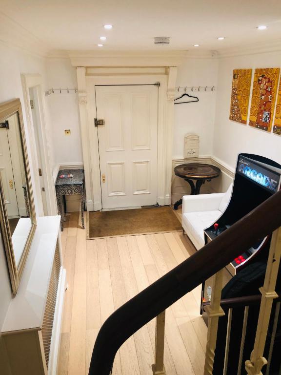Piccadilly Circus Suites - image 2