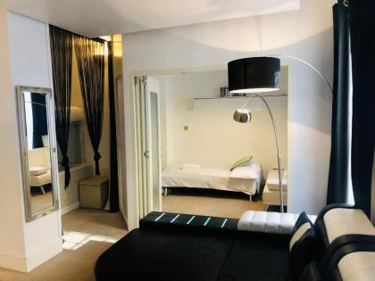 Piccadilly Circus Suites - image 3