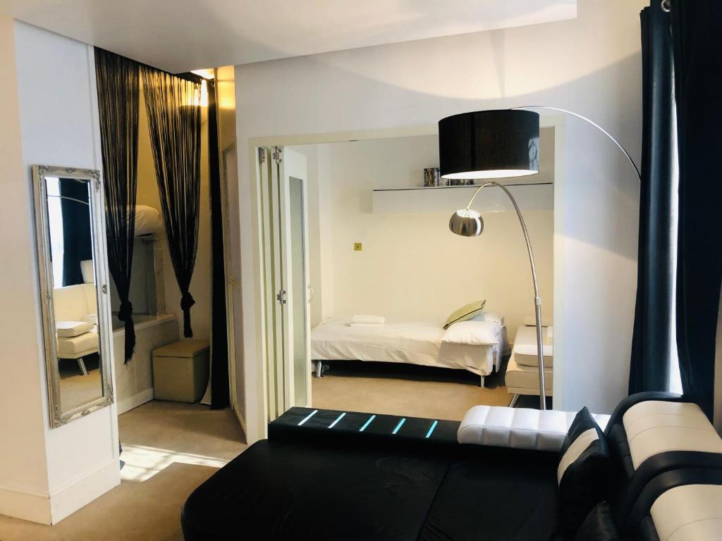 Piccadilly Circus Suites - image 3