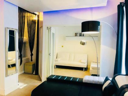 Piccadilly Circus Suites - image 4