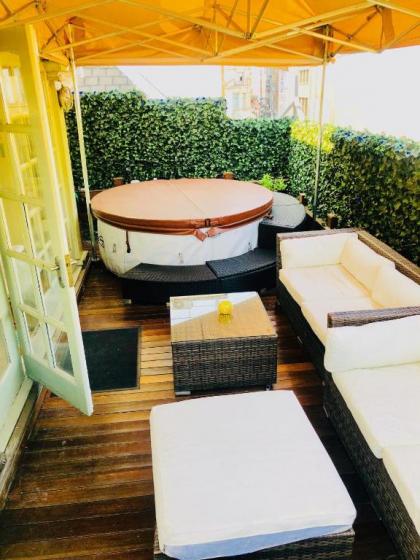 Piccadilly Circus Suites - image 6