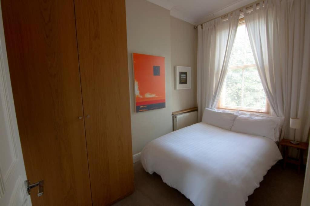 Wonderful 2 Bedroom in Quiet Area near Camden Square - image 3