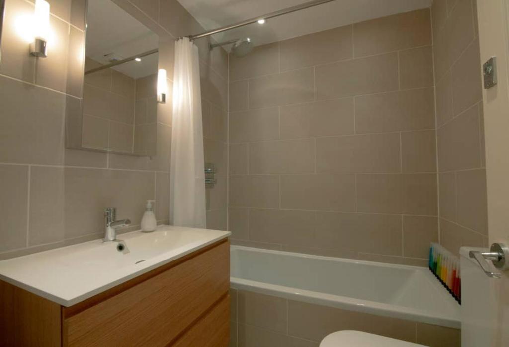 Wonderful 2 Bedroom in Quiet Area near Camden Square - image 4