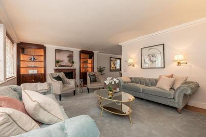 Stunning 6-bed house near Harrods in Knightsbridge