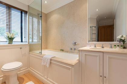 Stunning 6-bed house near Harrods in Knightsbridge - image 10