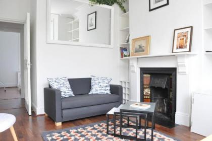 Bright 1 Bedroom Ladbroke Grove Flat - image 1