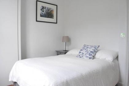 Bright 1 Bedroom Ladbroke Grove Flat - image 11