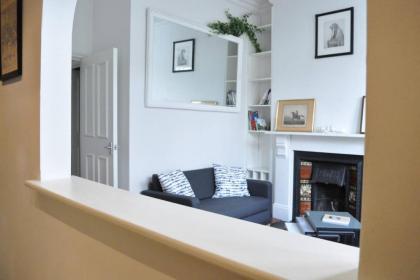 Bright 1 Bedroom Ladbroke Grove Flat - image 3