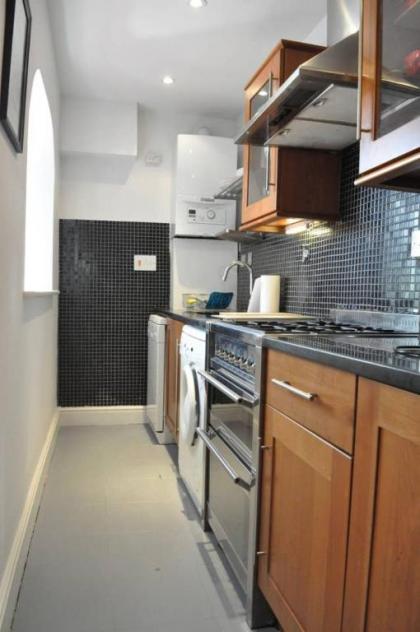 Bright 1 Bedroom Ladbroke Grove Flat - image 6