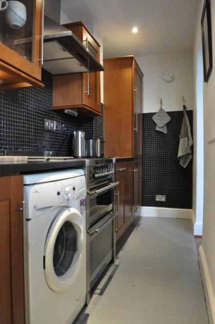 Bright 1 Bedroom Ladbroke Grove Flat - image 9