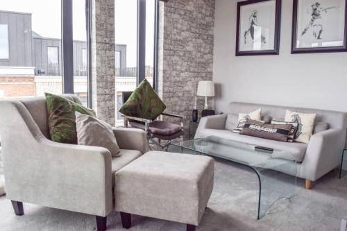 Luxurious 2 Bedroom Penthouse With Balcony - main image