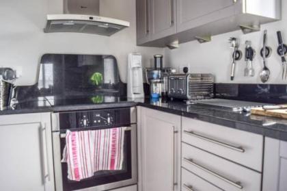 Luxurious 2 Bedroom Penthouse With Balcony - image 11