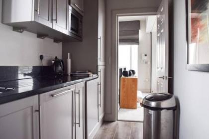 Luxurious 2 Bedroom Penthouse With Balcony - image 2