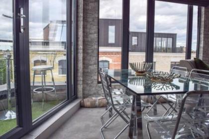 Luxurious 2 Bedroom Penthouse With Balcony - image 3
