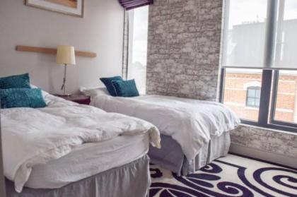 Luxurious 2 Bedroom Penthouse With Balcony - image 5