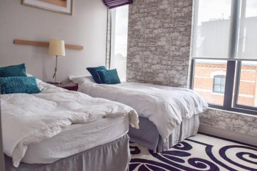 Luxurious 2 Bedroom Penthouse With Balcony - image 5