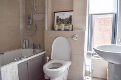 Luxurious 2 Bedroom Penthouse With Balcony - image 6
