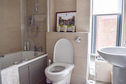 Luxurious 2 Bedroom Penthouse With Balcony - image 6