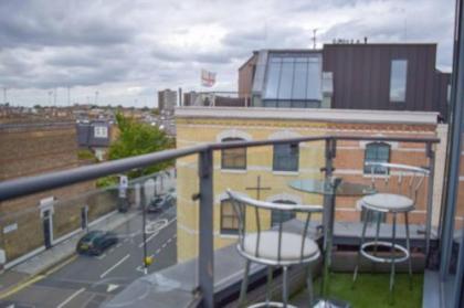 Luxurious 2 Bedroom Penthouse With Balcony - image 7