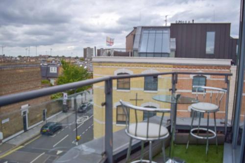 Luxurious 2 Bedroom Penthouse With Balcony - image 7