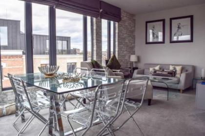 Luxurious 2 Bedroom Penthouse With Balcony - image 9